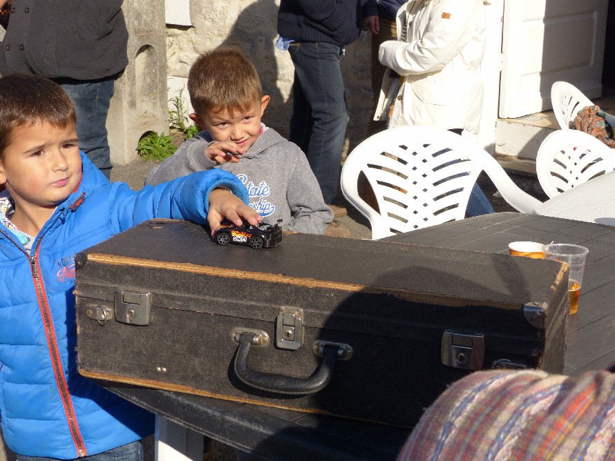 Une boîte de cornemuse peut devenir piste d'essai pour bolide miniature.